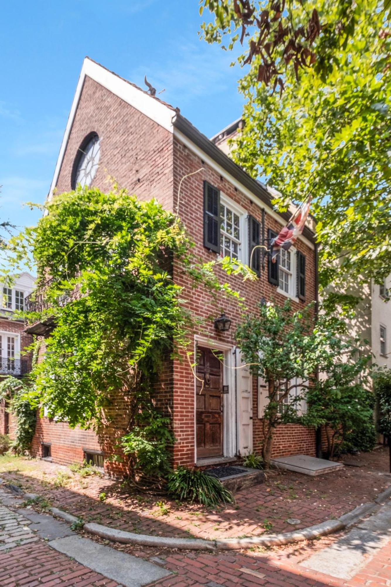 Exclusive Flat In Center Apartment *